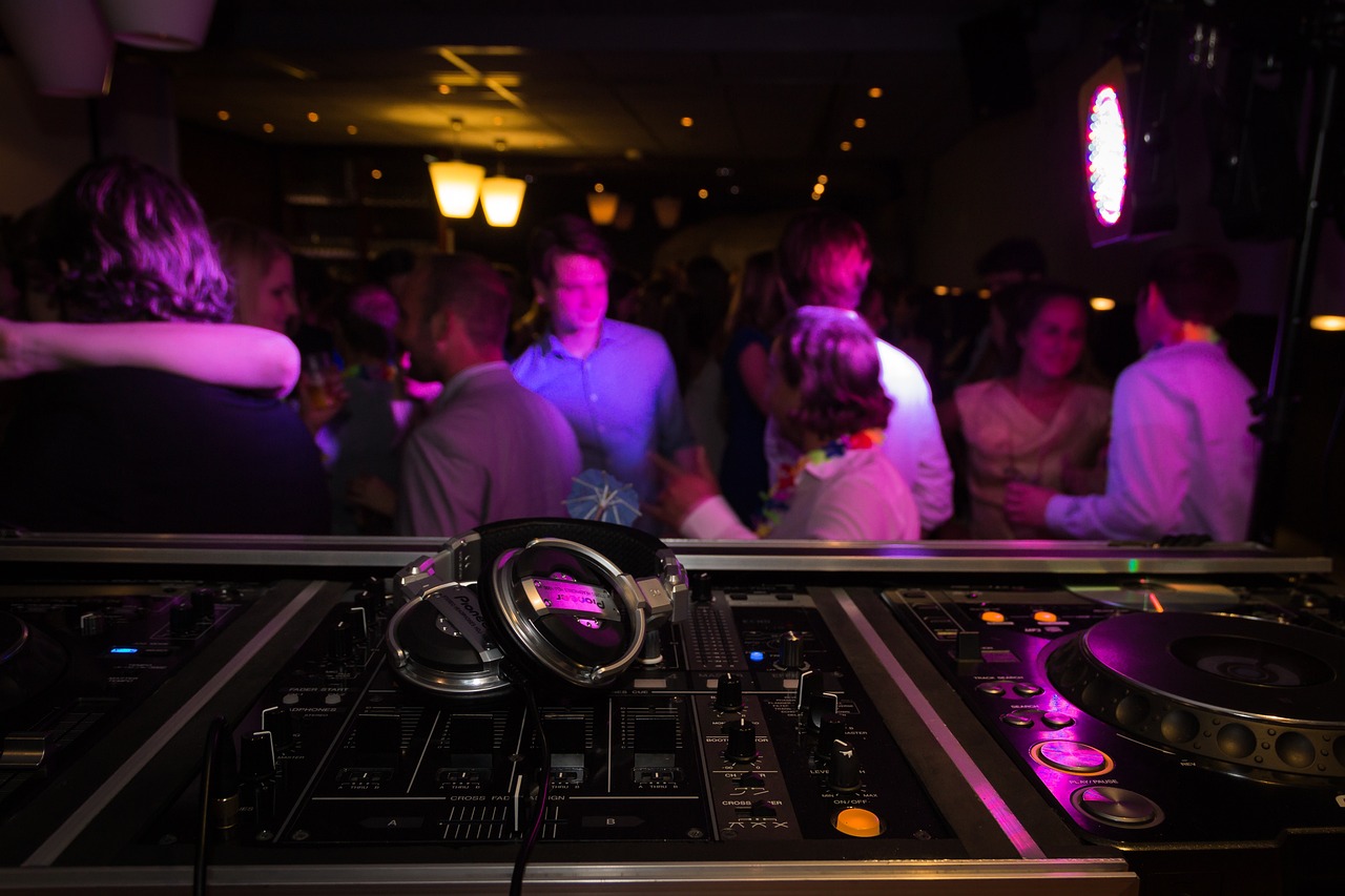 Konsola DJ-a i ludzie bawiący się na dyskotece w Bydgoszczy