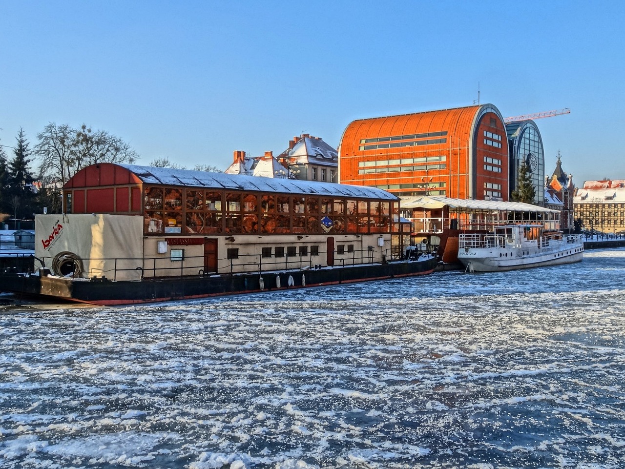 Tramwaj wodny cumujący na rzece Brda w Bydgoszczy