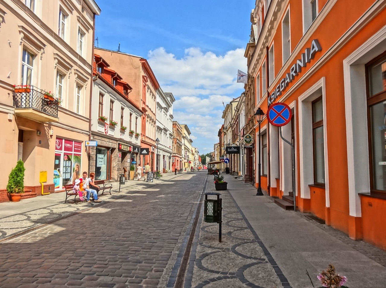 Wąska brukowana ulica z kolorowymi kamienicami w Bydgoszczy