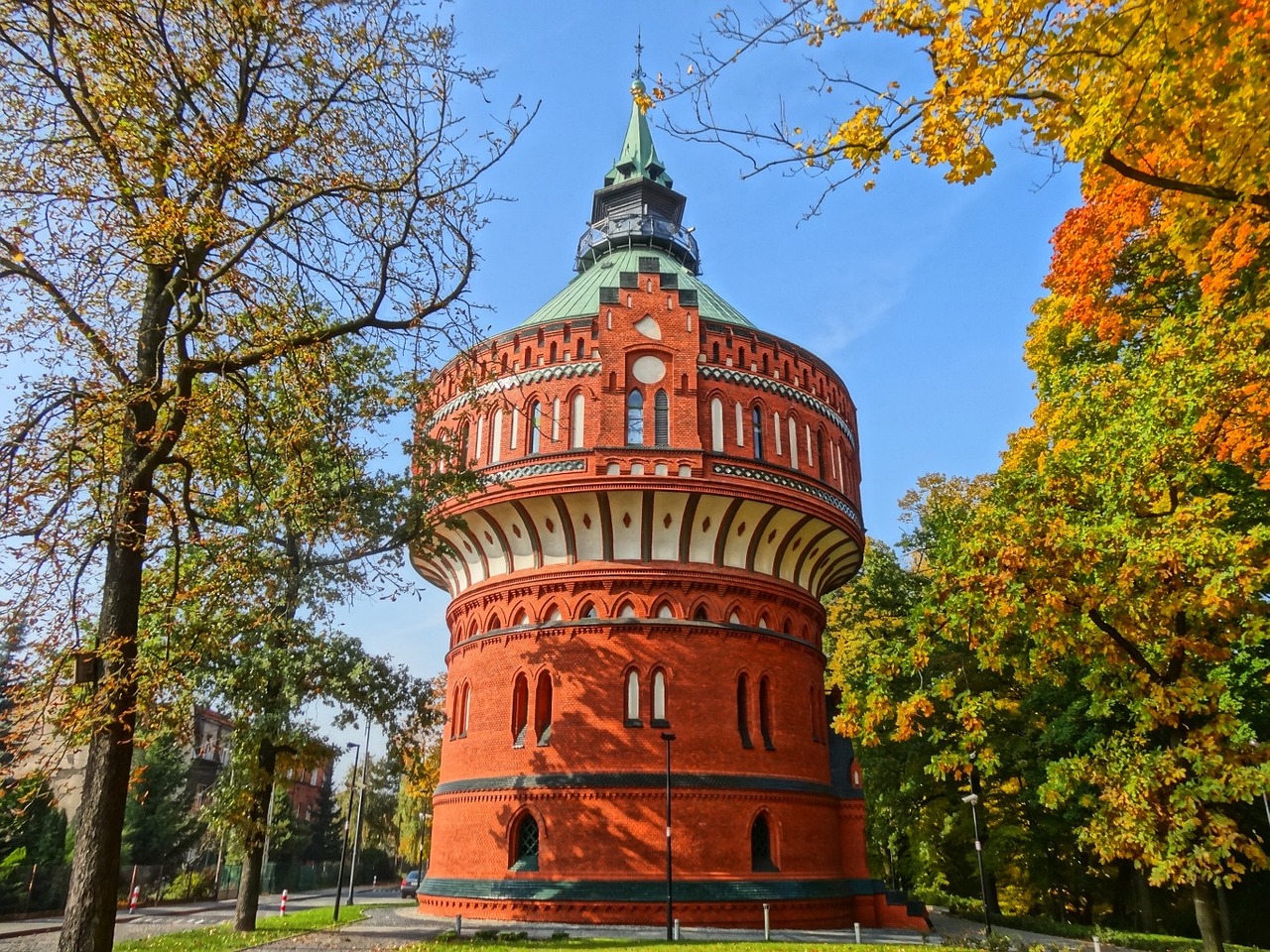 Wieża ciśnień stojąca wśród zieleni w Bydgoszczy